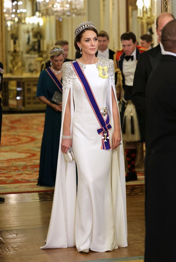 Белое платье, тиара «Узелки любви», жемчужные серьги – блистательный образ Кейт Миддлтон на приеме Карла III