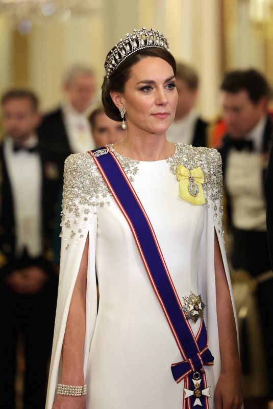 Белое платье, тиара «Узелки любви», жемчужные серьги – блистательный образ Кейт Миддлтон на приеме Карла III