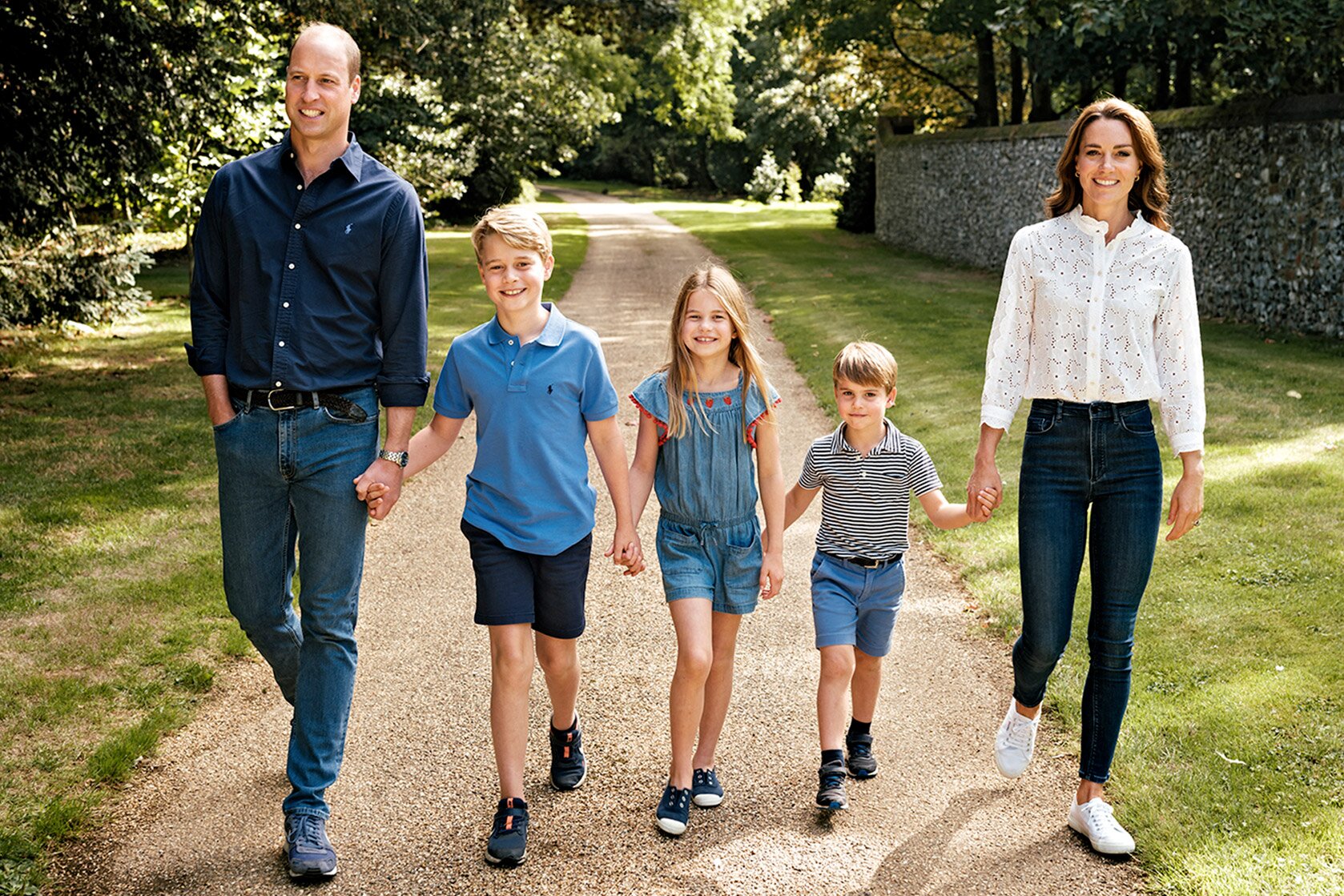 Принц Уильям и Кейт Миддлтон с детьми выпустили открытку к Рождеству