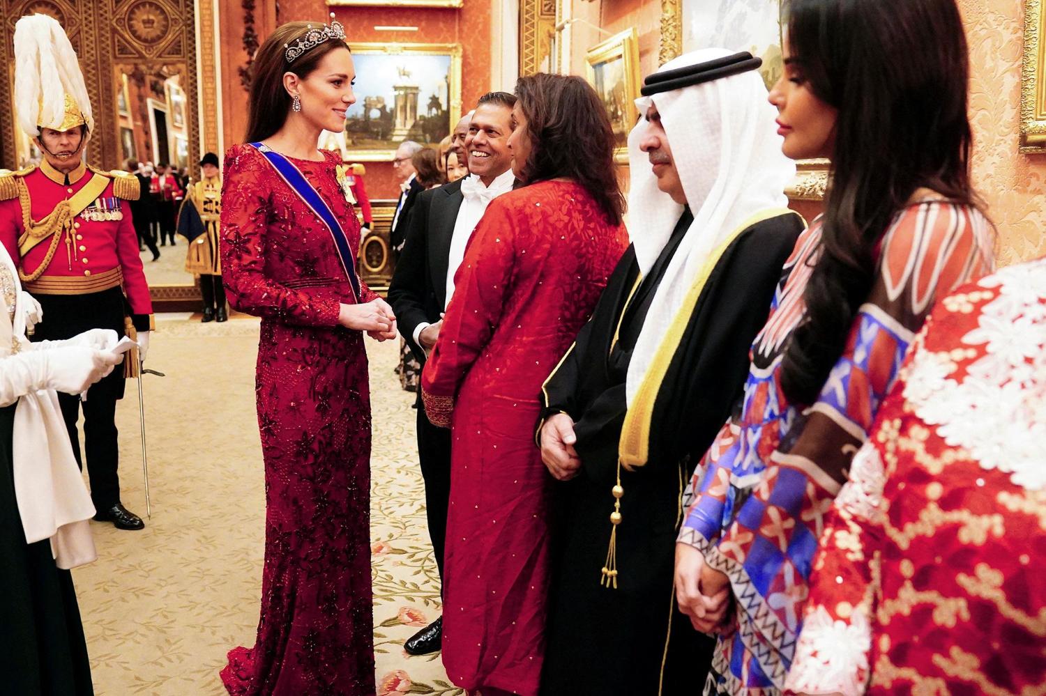 Королевский образ Кейт Миддлтон на приеме во Дворце – красное платье, бриллиантовая тиара и сережки