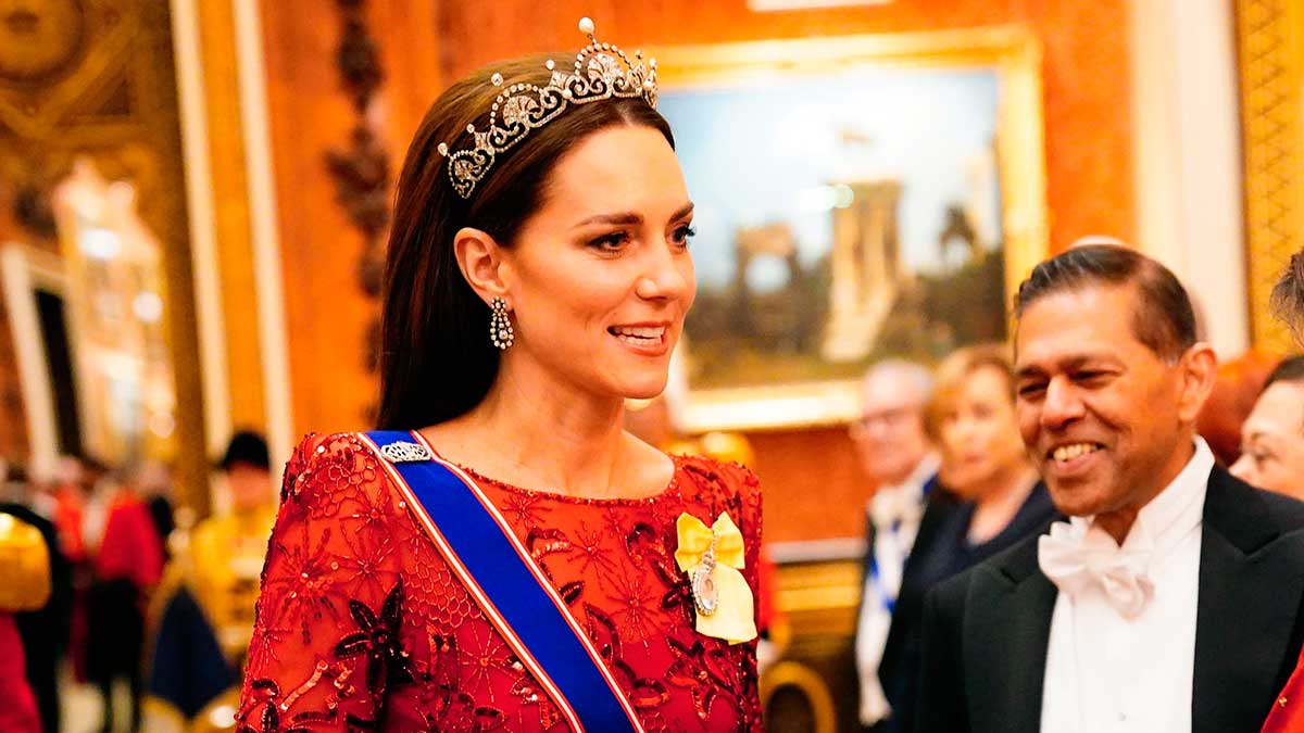 Королевский образ Кейт Миддлтон на приеме во Дворце – красное платье, бриллиантовая тиара и сережки
