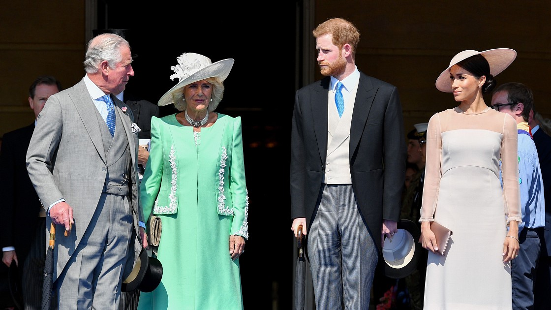 Карл III лично пригласил принца Гарри и Меган Маркл на коронацию - инсайдеры