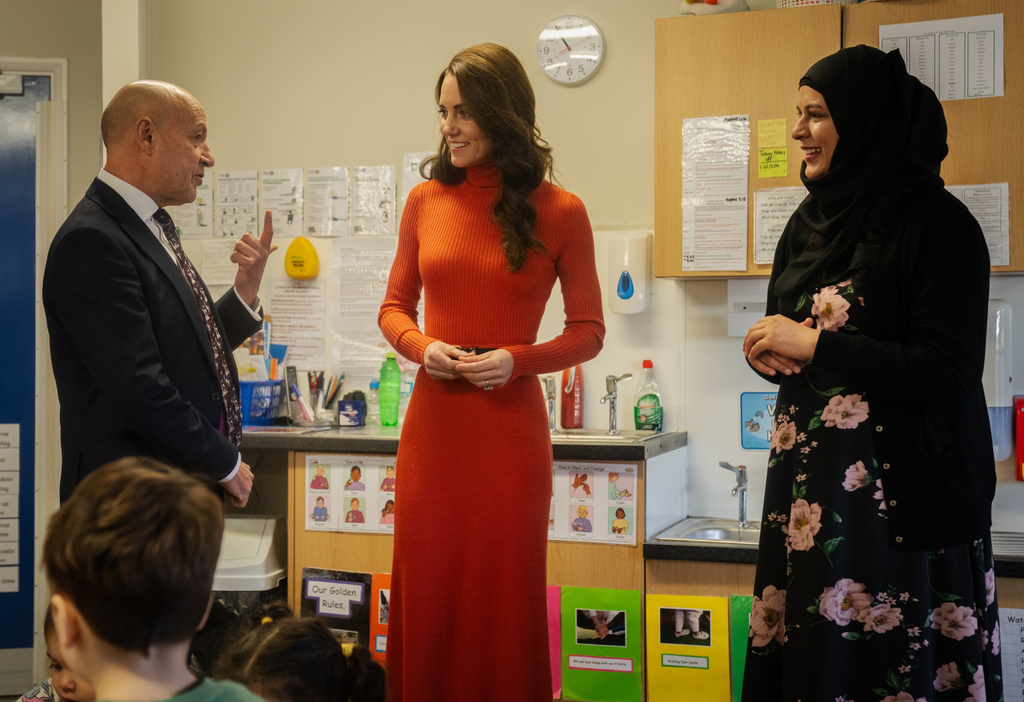Дама в оранжевом – Кейт Миддлтон в стильном наряде посетила детский сад в Лутоне