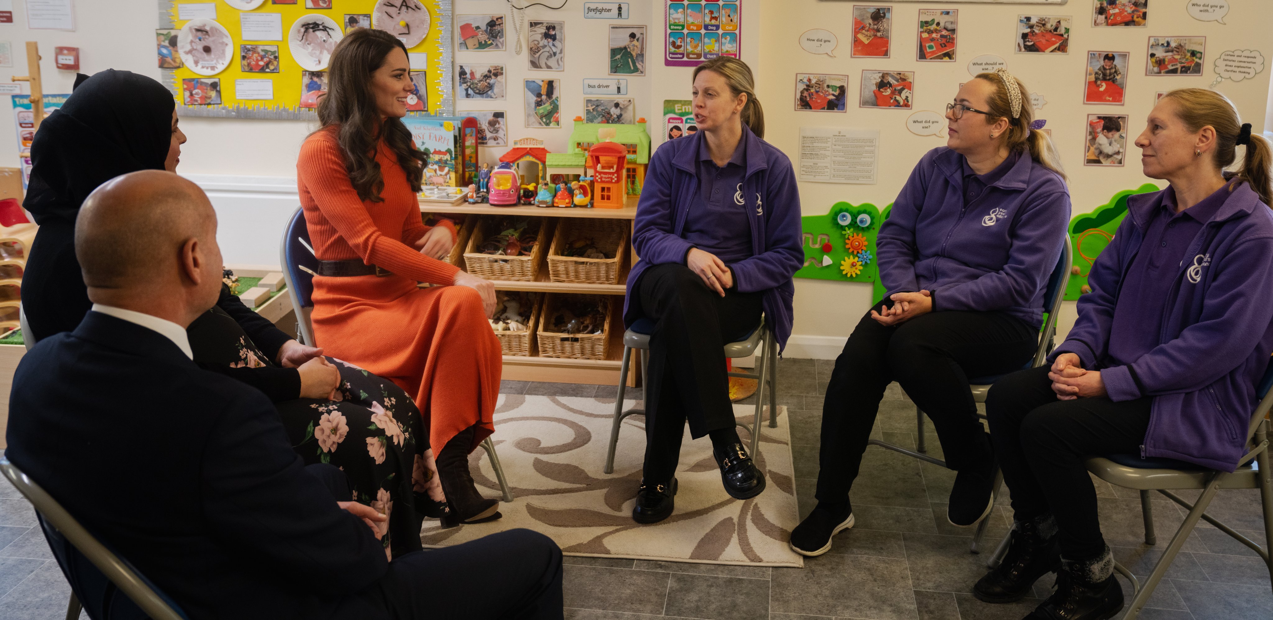 Дама в оранжевом – Кейт Миддлтон в стильном наряде посетила детский сад в Лутоне