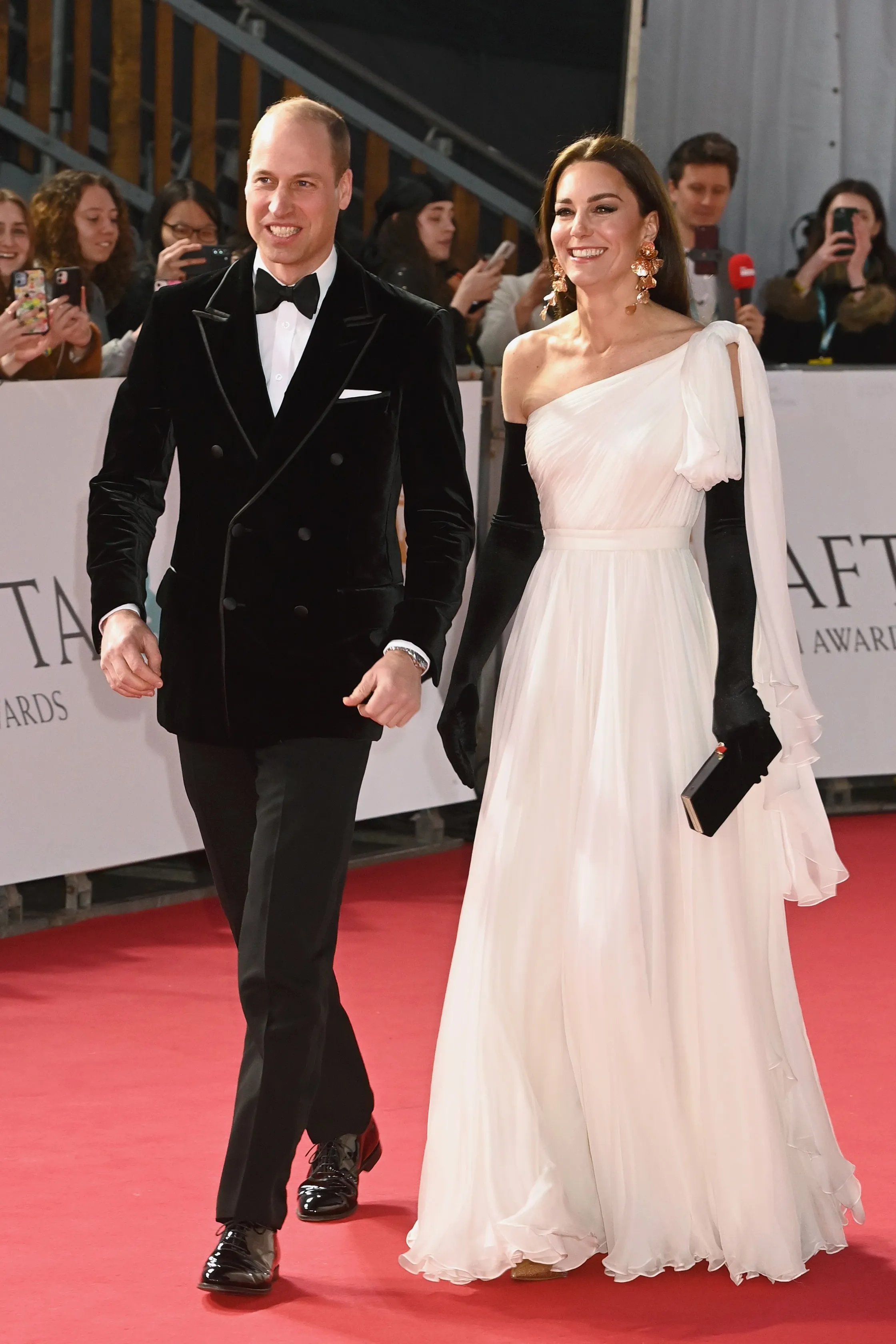 Кейт Миддлтон в белоснежном платье с открытым плечом на церемонии BAFTA