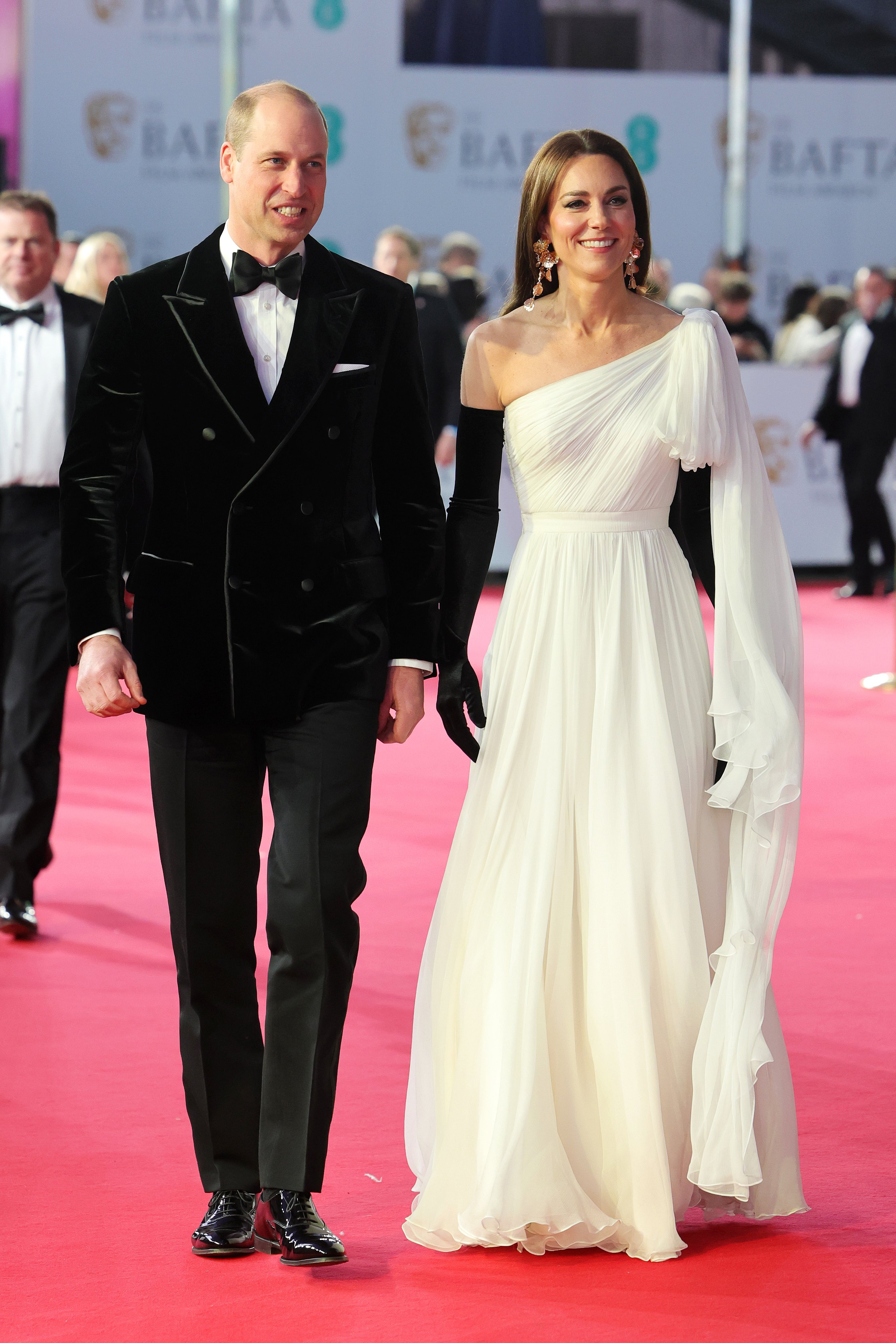 Кейт Миддлтон в белоснежном платье с открытым плечом на церемонии BAFTA
