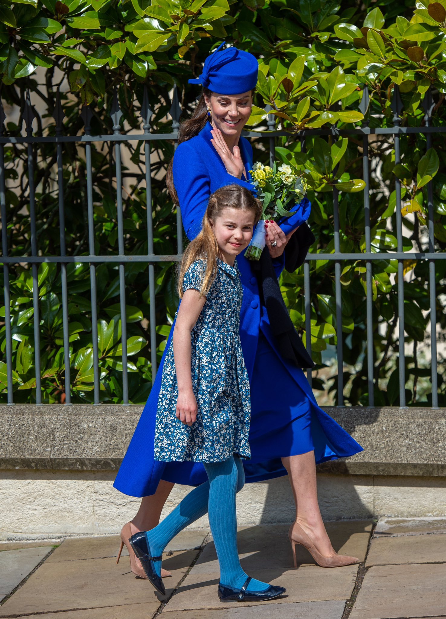 Дама в синем – Кейт Миддлтон с ярким маникюром на пасхальной службе